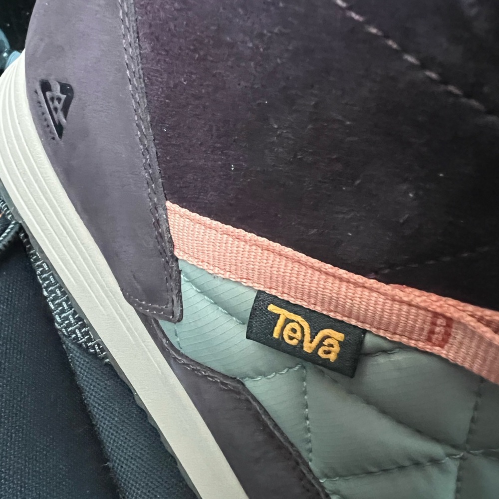 Teva snow boots 9.5 - Picture 3 of 4